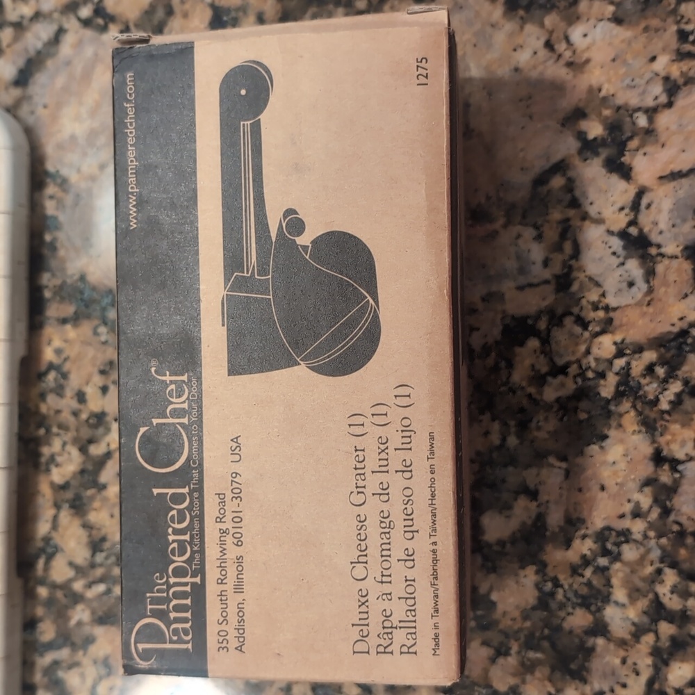 The pampered chef deluxe cheese grater #1275